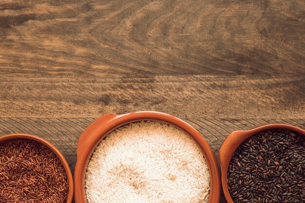 Cafe Blanco; tazón de arroz rojo y negro sobre fondo de madera