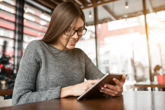 Café, café, utilizando, tableta, mujer