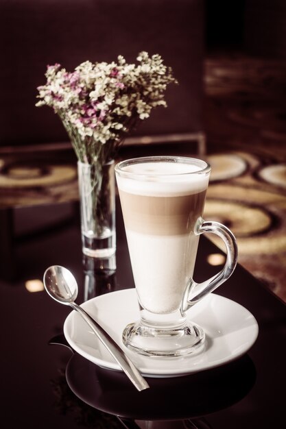 Café caliente latte taza en la mesa