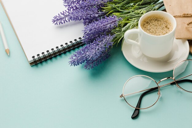 Café caliente de la mañana con flores de lavanda alta vista