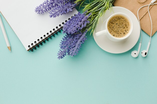 Café caliente de la mañana con vista superior de flores de lavanda