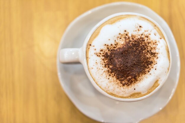 Café caliente en la taza blanca