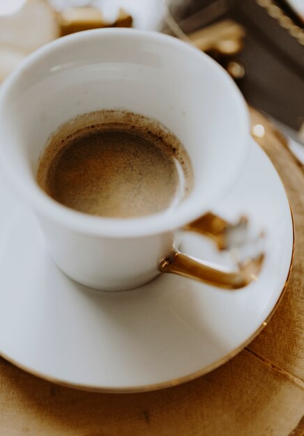 Café caliente en una taza