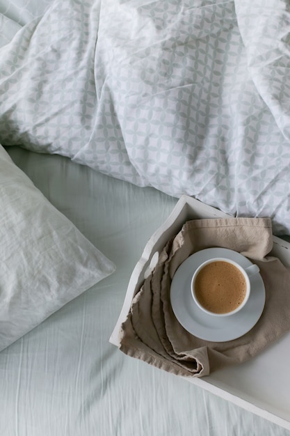 Café en la cama por la mañana