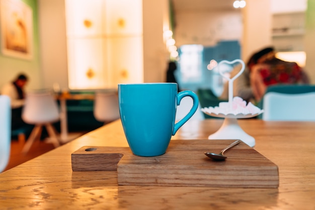 Foto gratuita café capuchino caliente en cafetería en mesa de madera