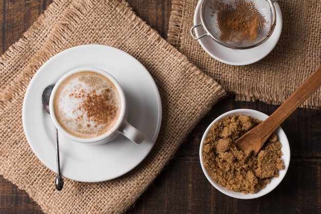 Café capuchino sobre paños de arpillera