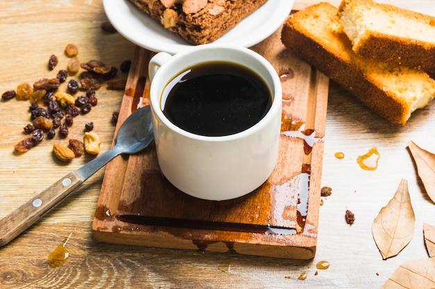 Café cerca de pasteles y pasas