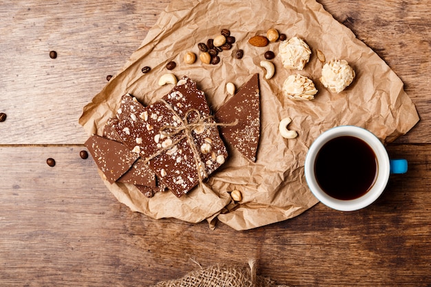 Café con chocolate y nueces sobre madera