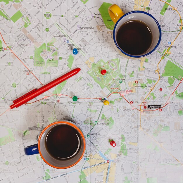 Café y clavijas en mapa