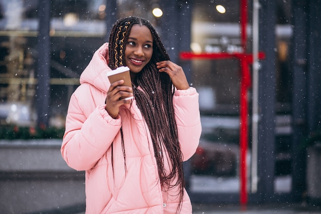 Café de consumición afroamericano en un día de invierno