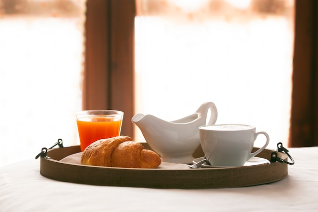 Foto gratuita café con croissant y jugo de naranja.