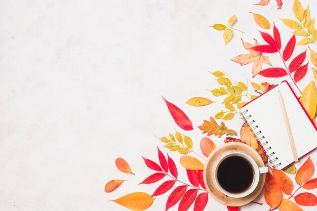 Café y cuaderno con hojas de otoño copia espacio