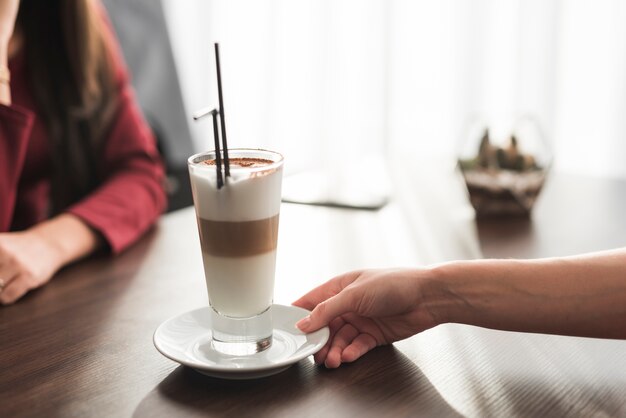 Café delicioso en restaurante