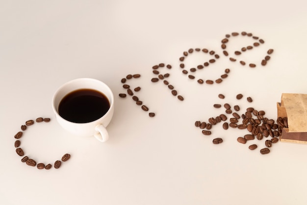 Café escrito con granos de café.