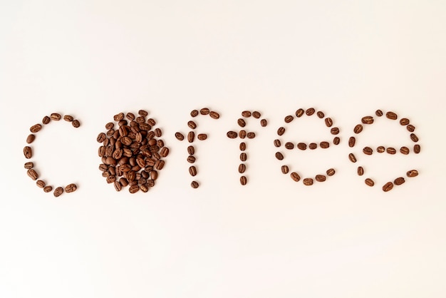 Café escrito en granos de café.