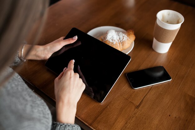 Café femenino de la mujer del teléfono de la tableta