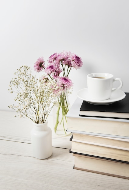 Café y flores sobre fondo liso