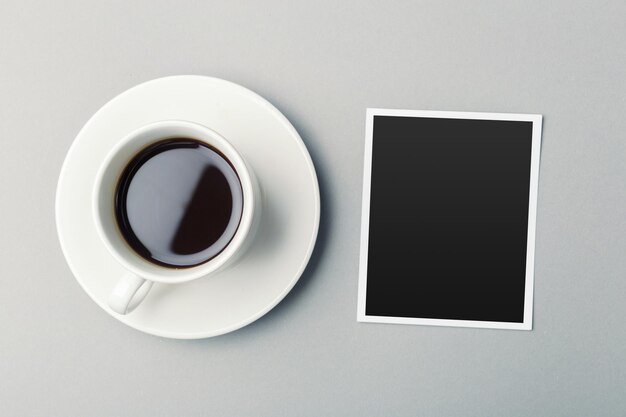 Café y foto en blanco sobre la mesa