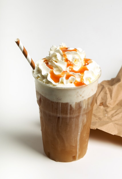 Foto gratuita café frappe en blanco