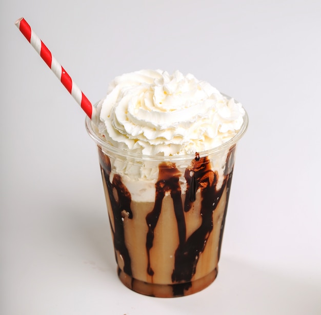 Foto gratuita café frappe en blanco