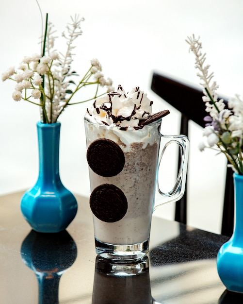 Café frío con galletas oreo.