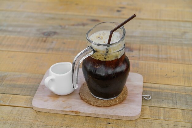 Café frío hielo sobre una mesa de madera