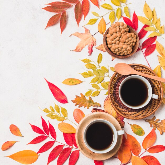 Café y galletas con hojas de otoño copia espacio