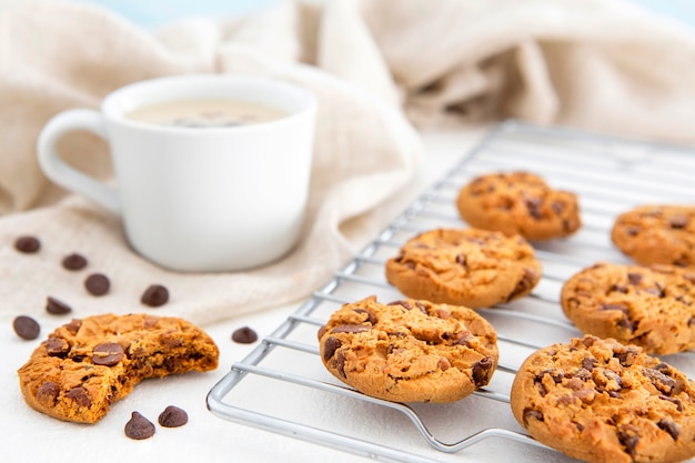 Café y galletas de vista frontal