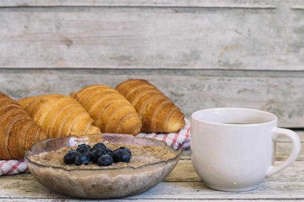 Café y gambas con croissants