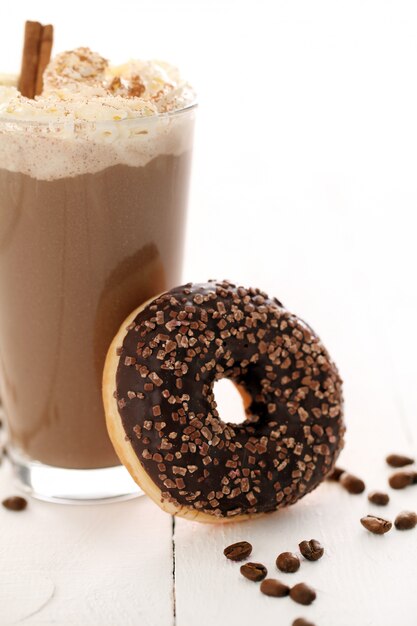 Café helado con crema batida y donut