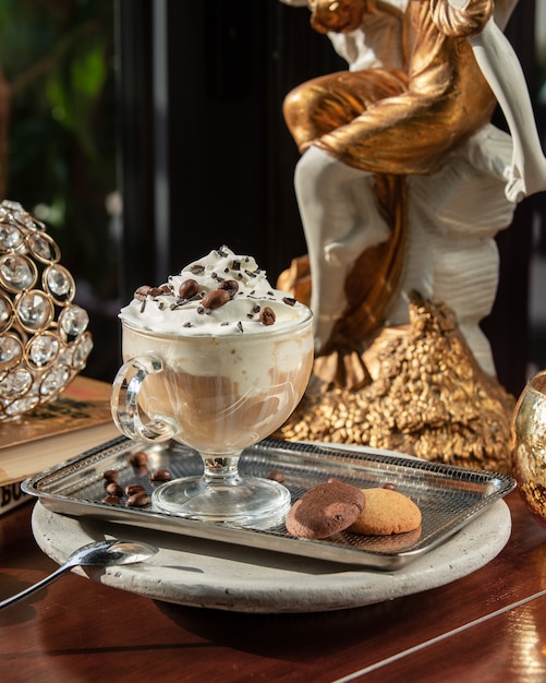 Café helado con crema batida y galletas