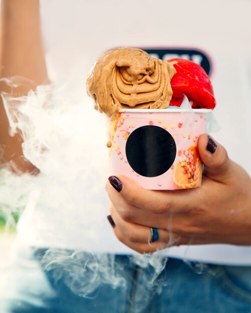 Café y helado de fresa en canasta