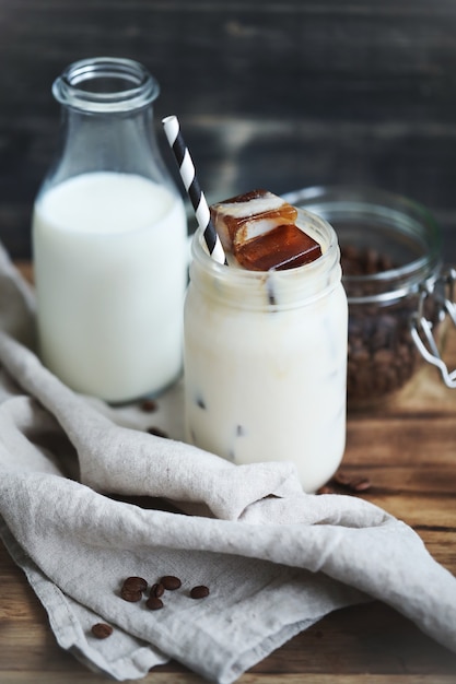 Café helado con paja rayada