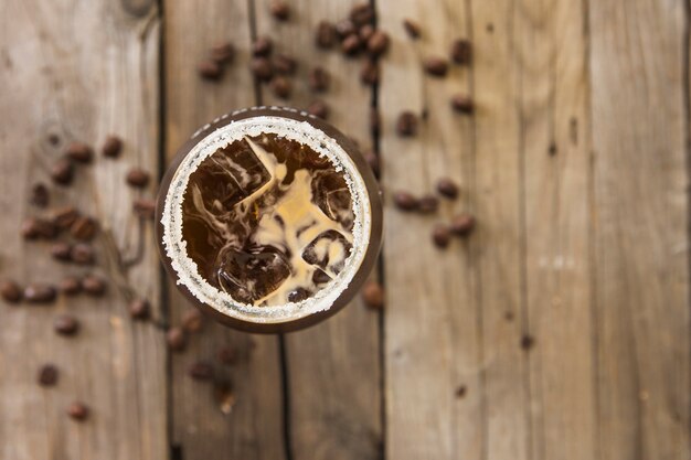 Café con hielo fresco en el fondo de madera