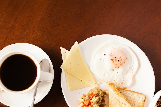 Café y huevos para el desayuno