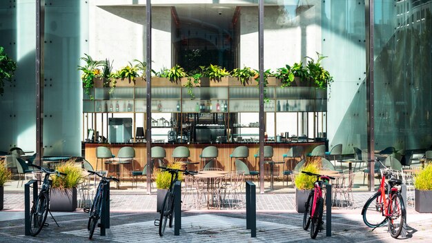 Un café con un interior moderno en Frankfurt Alemania