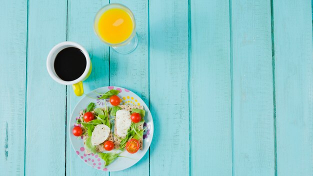 Café, jugo y ensalada