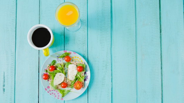 Café, jugo y ensalada