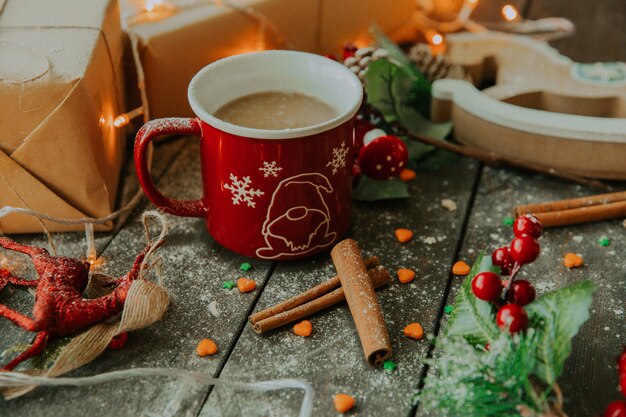 Café con leche y canela sobre la mesa