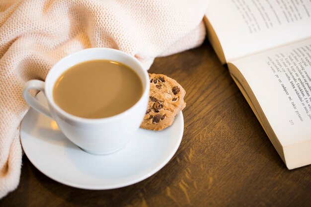 Café con leche y galleta