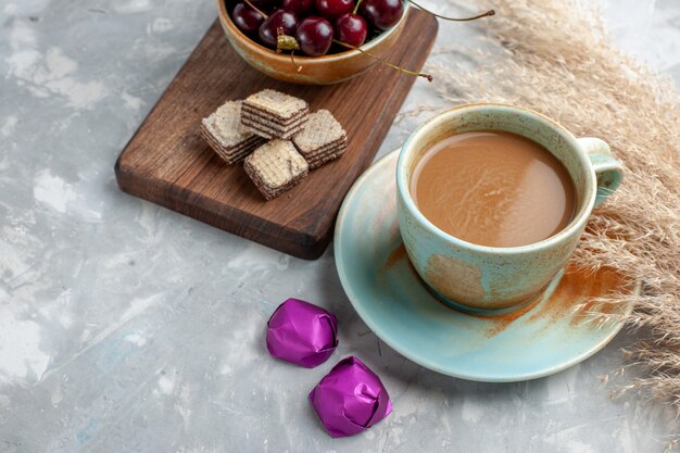 café con leche con gofres y guindas frescas a la luz