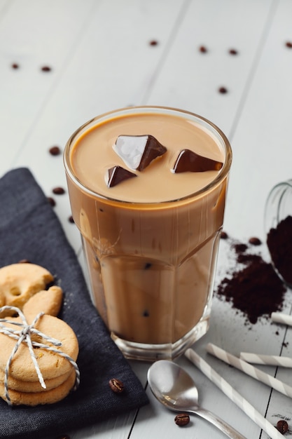 Café con leche helado. Concepto de desayuno por la mañana