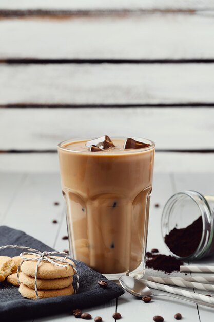 Café con leche helado. Concepto de desayuno por la mañana