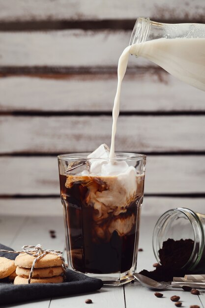 Café con leche helado. Concepto de desayuno por la mañana