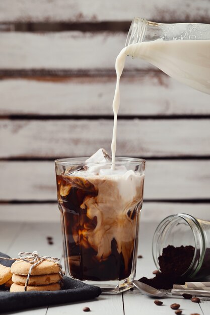 Café con leche helado. Concepto de desayuno por la mañana