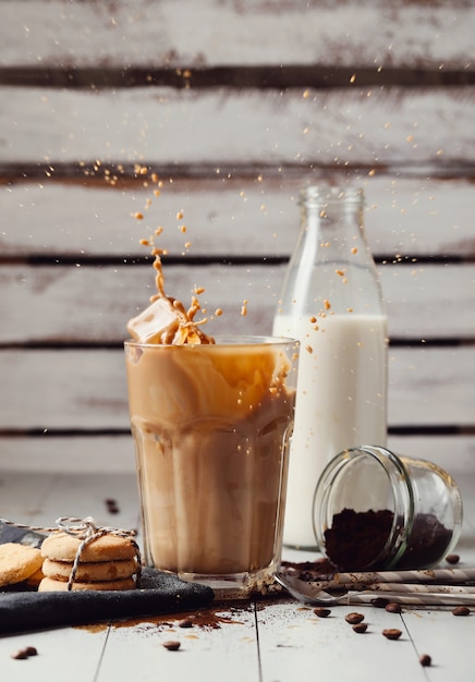 Café con leche helado. Concepto de desayuno por la mañana