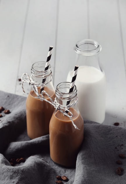 Foto gratuita café con leche helado. concepto de desayuno por la mañana