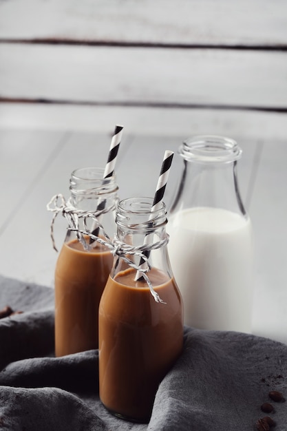 Café con leche helado. Concepto de desayuno por la mañana