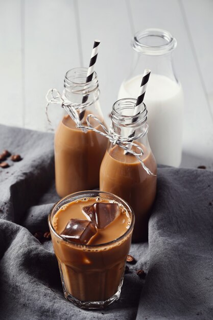 Café con leche helado. Concepto de desayuno por la mañana