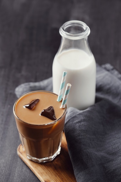 Café con leche helado. Concepto de desayuno por la mañana